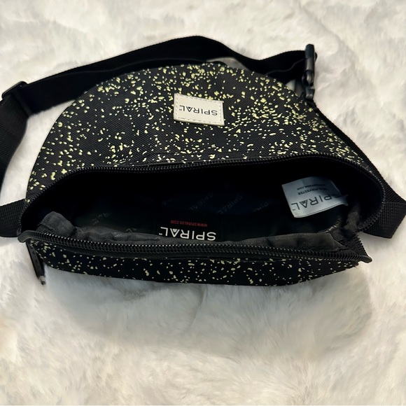 Belt Bag / Fanny Pack - Picture 4 of 6